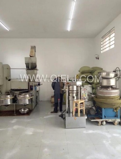 開(kāi)榨油坊你懂得如何選油坊榨油機(jī)設(shè)備嗎？企鵝糧油機(jī)械告訴您(圖1)