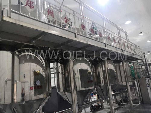 生產(chǎn)濃香花生油的榨油設(shè)備(圖1) 生產(chǎn)濃香花生油的榨油設(shè)備(圖1)