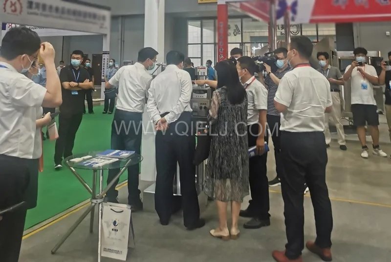 企鵝糧油機(jī)械榮獲第二十三屆中國(guó)農(nóng)加工投洽會(huì)“優(yōu)秀裝備展示獎(jiǎng)”(圖4) 企鵝糧油機(jī)械榮獲第二十三屆中國(guó)農(nóng)加工投洽會(huì)“優(yōu)秀裝備展示獎(jiǎng)”(圖4)