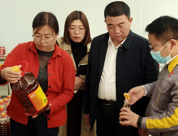 河南省農(nóng)業(yè)廳專家驗收小組對蘭考花生基地及特香型花生油加工設備進行綠色食品加工認證驗收(圖3) 河南省農(nóng)業(yè)廳專家驗收小組對蘭考花生基地及特香型花生油加工設備進行綠色食品加工認證驗收(圖3)